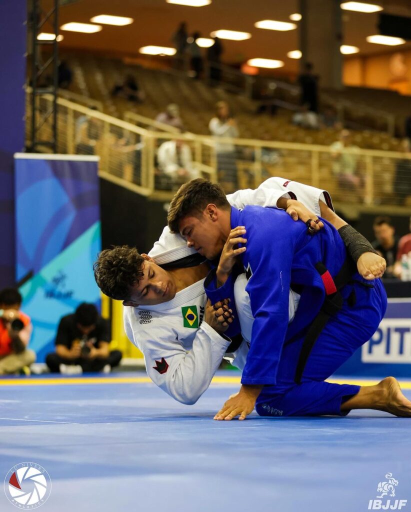Mica Galvão em ação contra Raul Basilio. Foto: Lu Nivers/Athletics