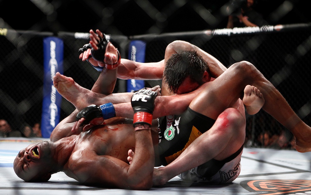 Anderson Silva finalizou Chael Sonnen com um triângulo no UFC 117. Foto: Getty Images