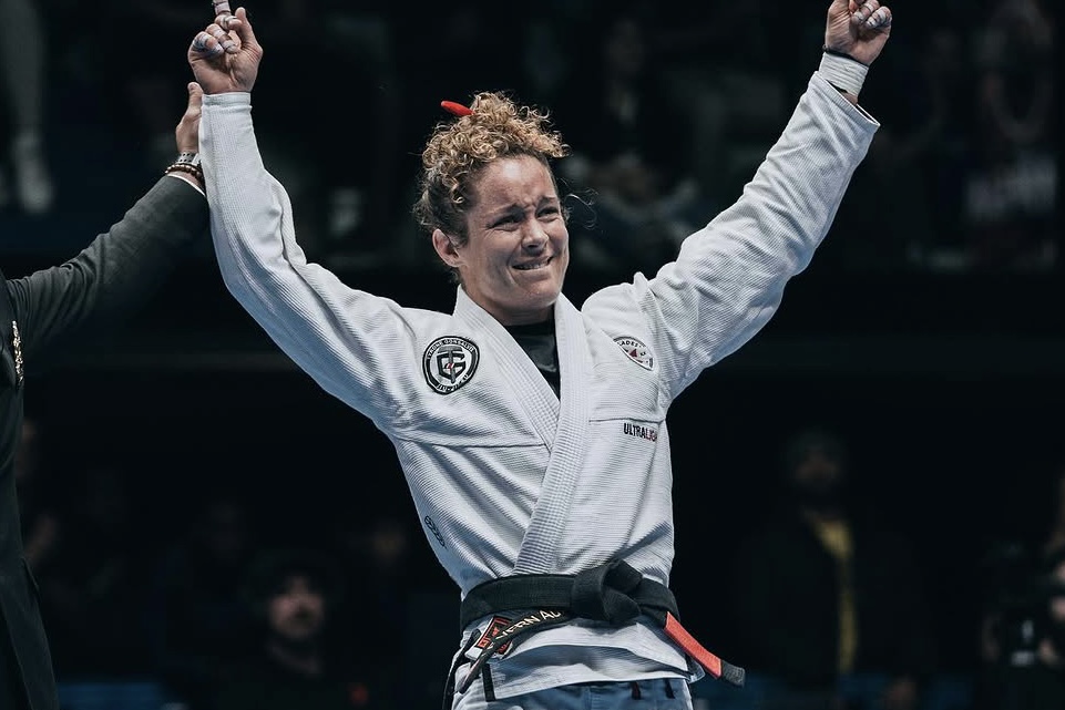 Aurelie Le Vern comemora após brilhar no Europeu 2024. Foto: Gabriel Mendes & Beatriz Lina/Kingz Kimonos