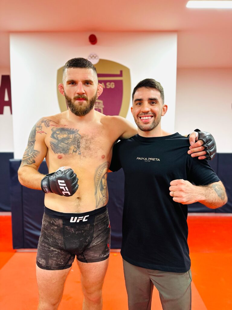 Lucas Catta Preta ao lado do polonês Michal Oleksiejczuck, peso médio do UFC. Foto: Arquivo Pessoal