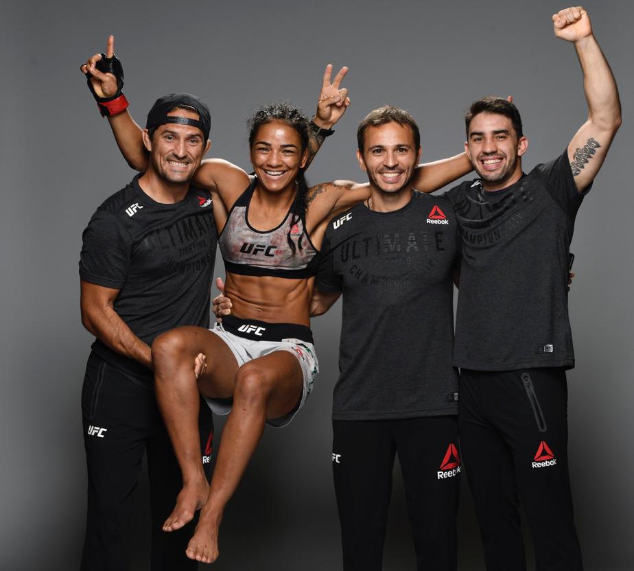Time celebra a vitória de Viviane Araújo no UFC. Foto: Reprodução