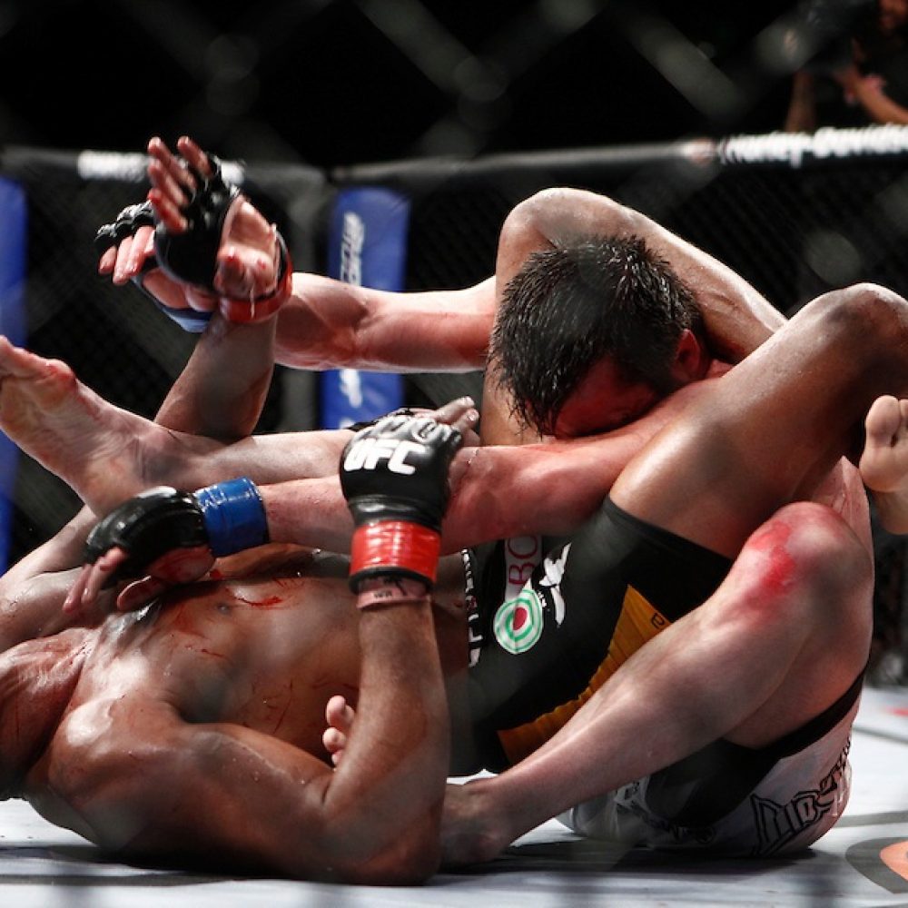 Anderson Silva finalizou Chael Sonnen com um triângulo no UFC 117. Foto: Getty Images