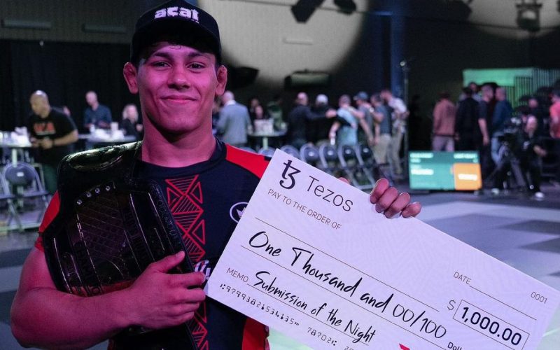 Mica Galvão é o atual campeão dos meio-médios do WNO. Foto: Flo Grappling
